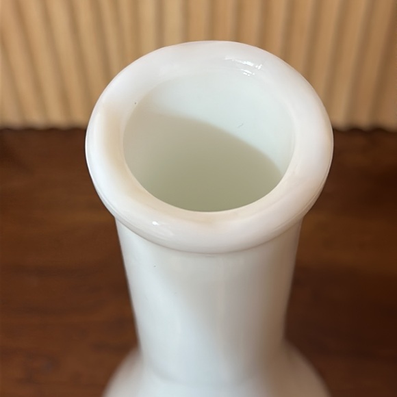 Vintage milk glass vase with floral design - Picture 3 of 3